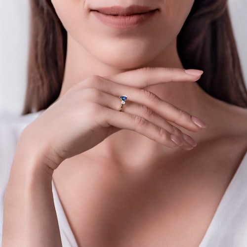 Pierścionek zaręczynowy SAVICKI: dwukolorowe złoto, niebieski szafir, białe szafiry